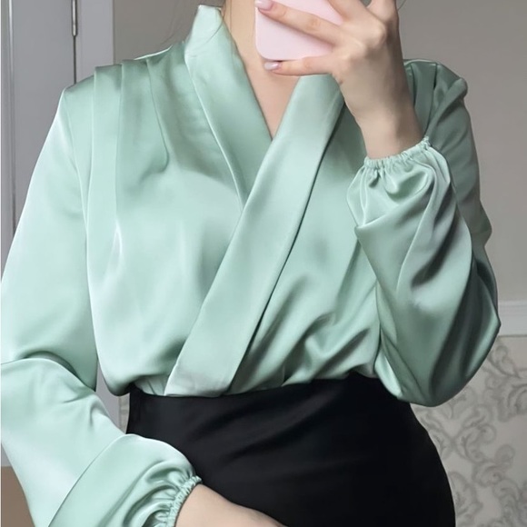 Tops - NEW!!! Silk Satin Boutique Blouse